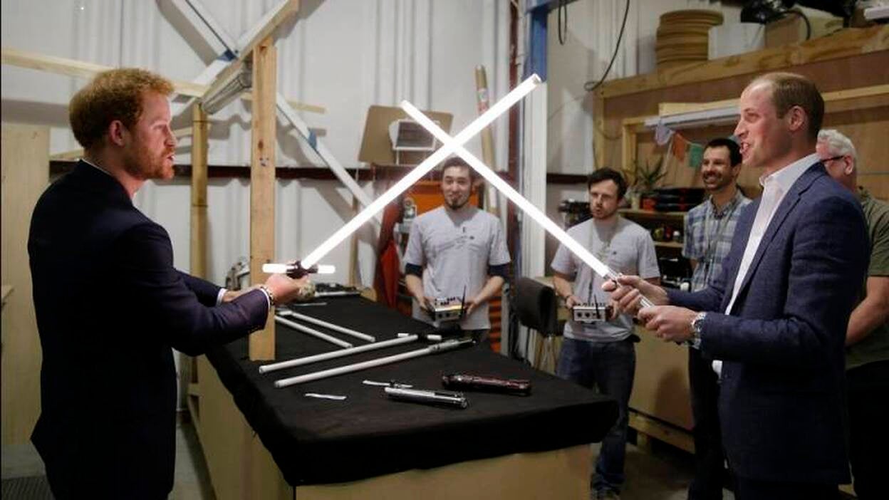 Los príncipes Guillermo y Enrique conocen a los personajes de Star Wars