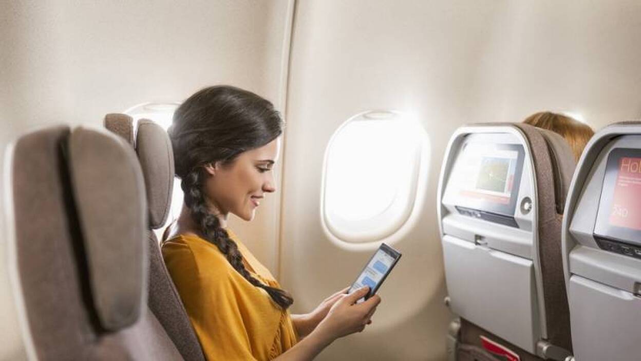 Los viajeros españoles prefieren leer revistas a ver películas durante un vuelo