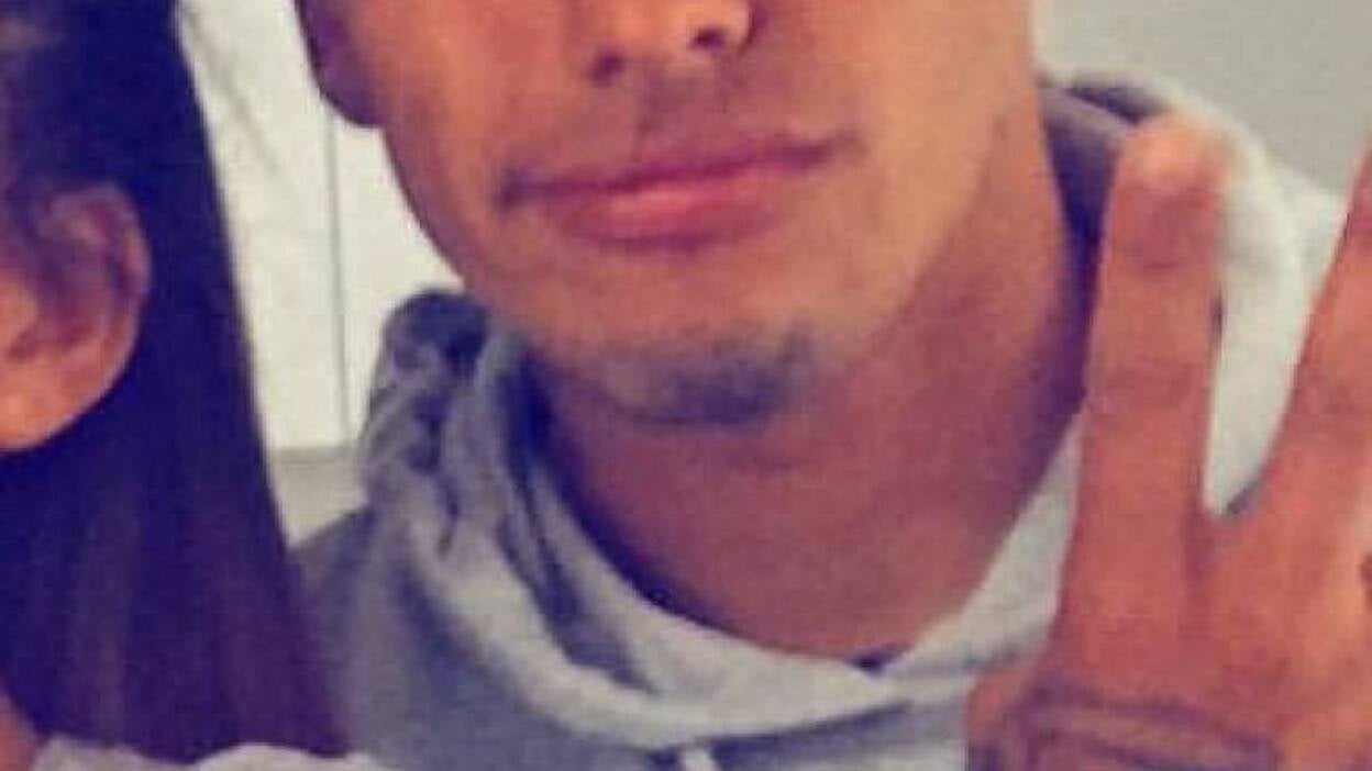 Araujo aparece de rubio platino