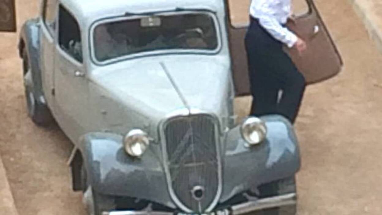 Brad Pitt, con pajarita y en un coche de época en pleno rodaje