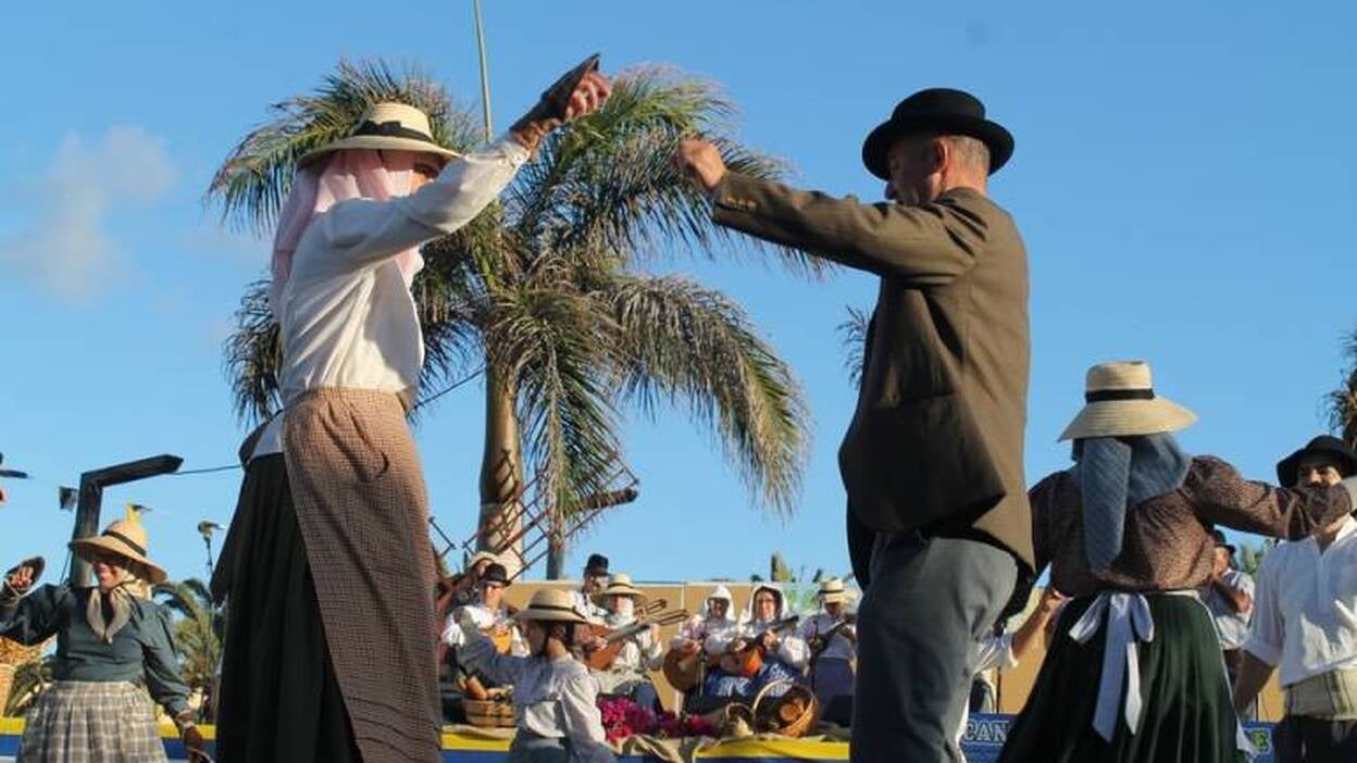 Música, gastronomía y baile por el Día de Canarias