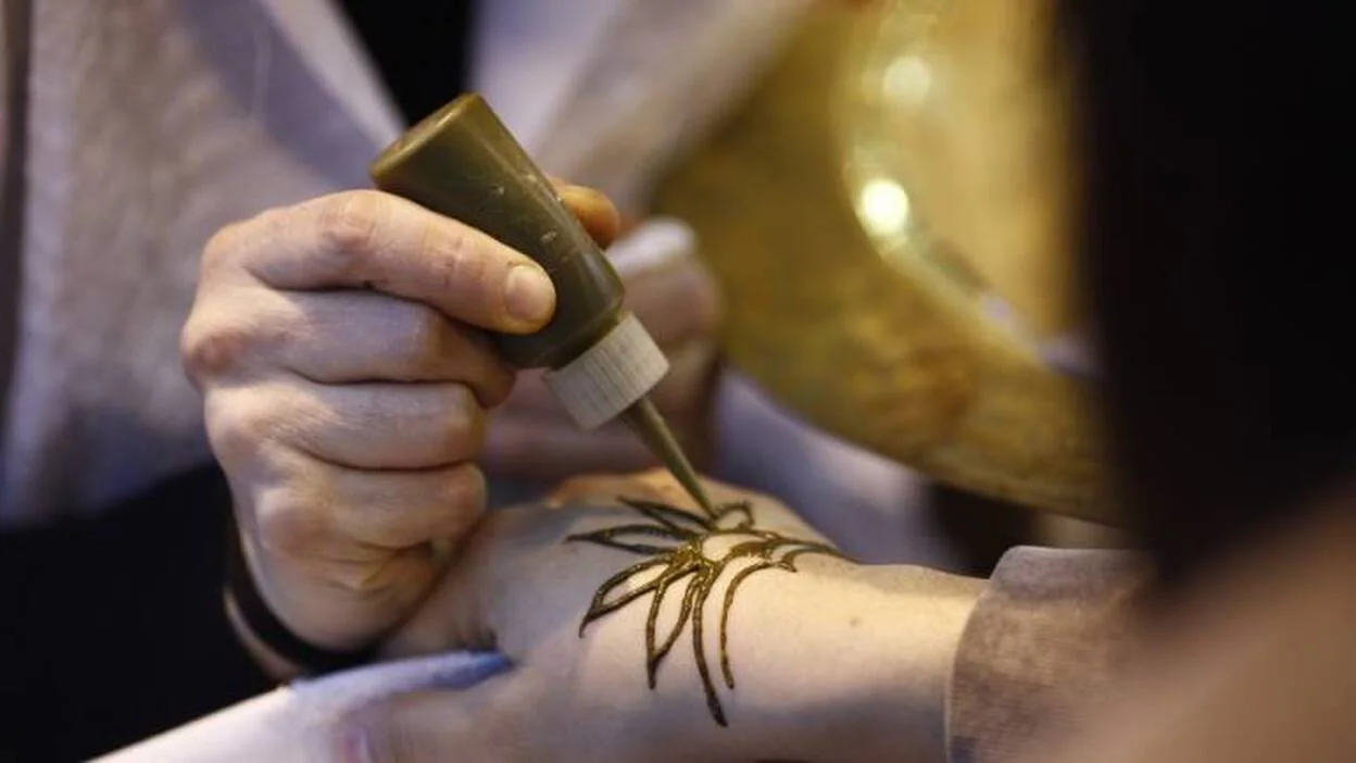 Los alergólogos avisan de que los tatuajes de 'henna' pueden provocar algunos casos de dermatitis y alergia