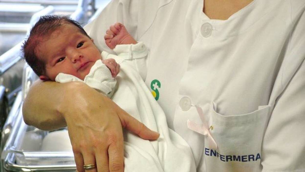 Canarias registra 1.067 nacimientos más que defunciones en 2015