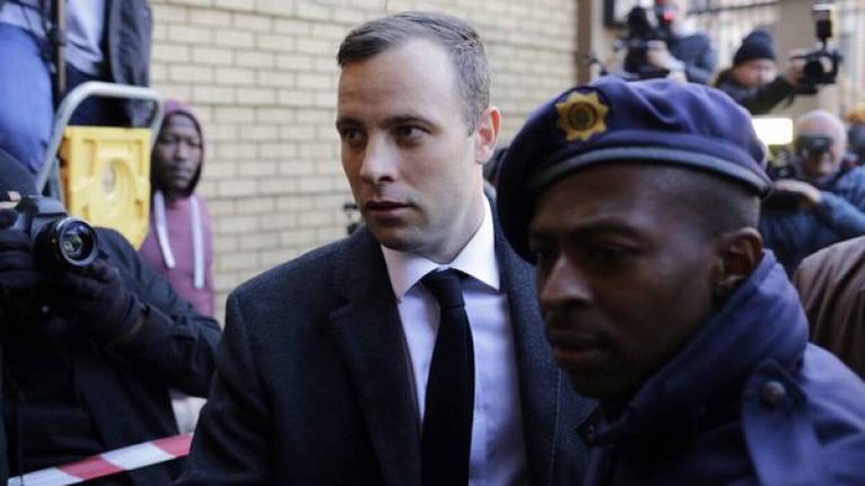 El atleta Oscar Pistorius, condenado a seis años de cárcel por el asesinato de su novia