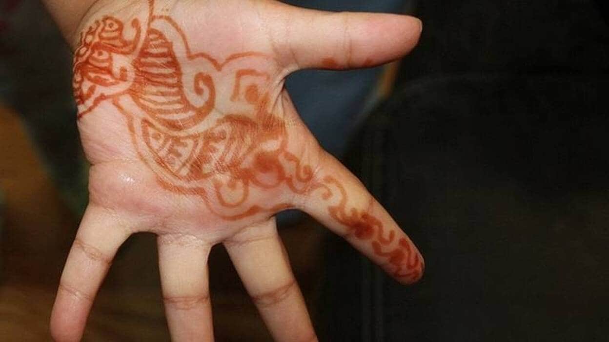 Los tatuajes hechos con 'henna' negra pueden causar reacciones alérgicas cutáneas en los niños