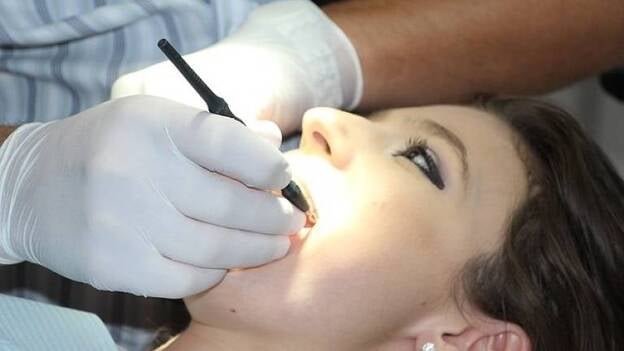 Expertos recomiendan que las personas con hepatitis cuiden su salud bucodental por el riesgo de sufrir infecciones