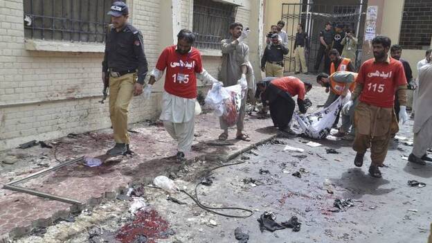 Un atentado suicida causa 63 muertos y 101 heridos en un hospital de Pakistán
