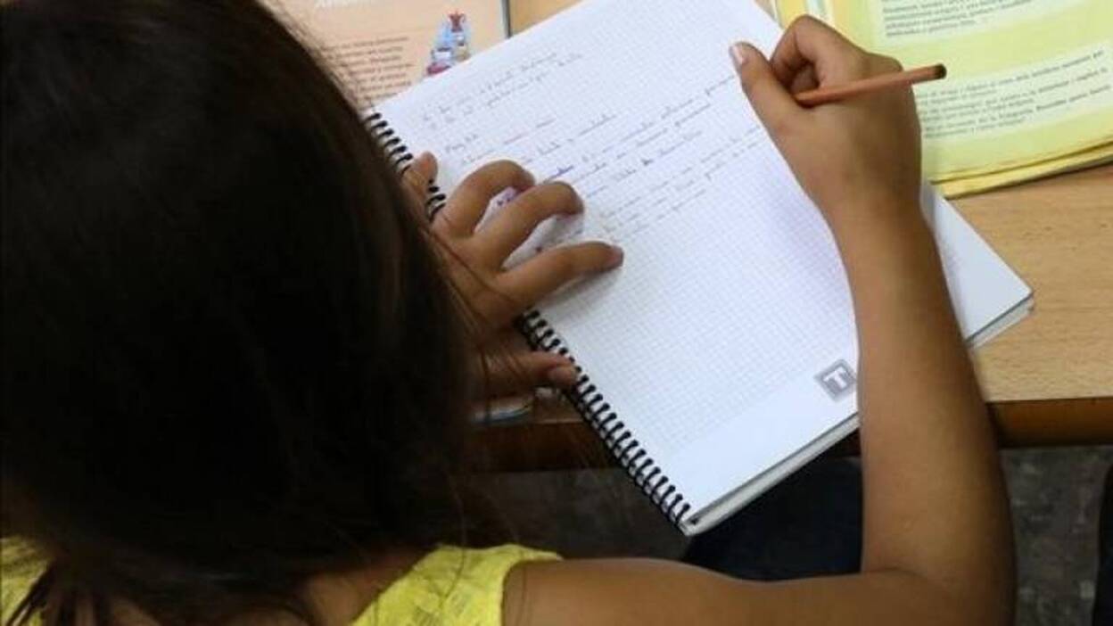 Condenada por clavar un lápiz a su hija cuando hacía los deberes