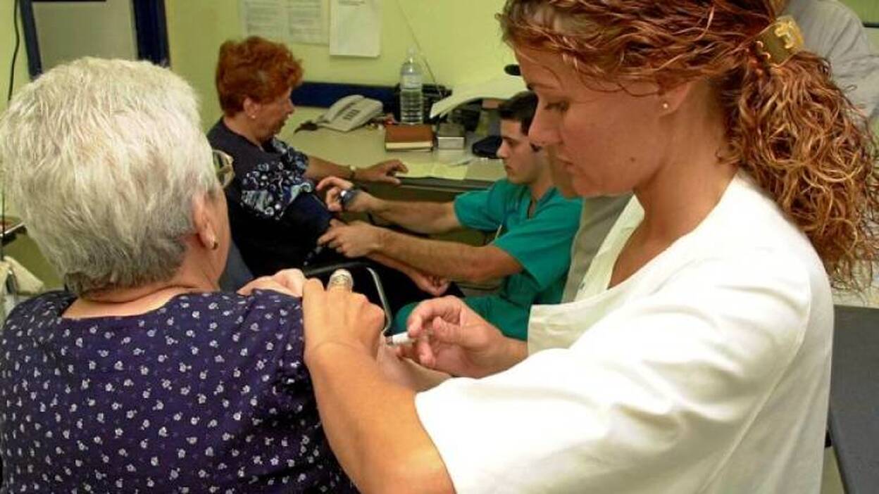 Sanidad adelanta la edad de vacunación antigripal a los 60