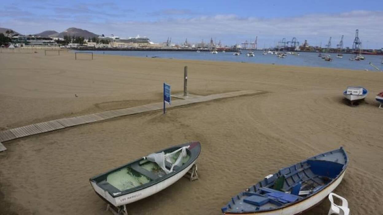 Prohíben el baño en Las Alcaravaneras por un vertido de combustible