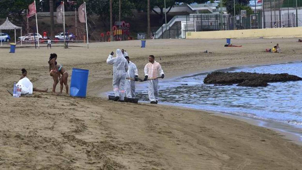Las Alcaravaneras abre al baño dos tercios de playa