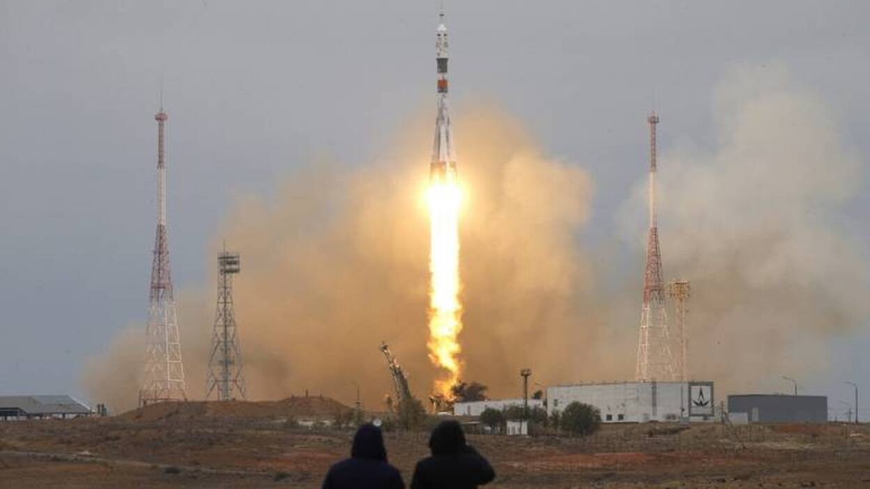 Lanzada con éxito una Soyuz con tres astronautas a la Estación Espacial