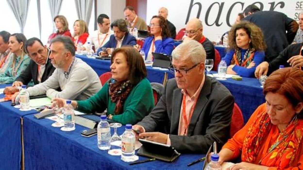 Pérez se va y deja el PSC en manos de una gestora