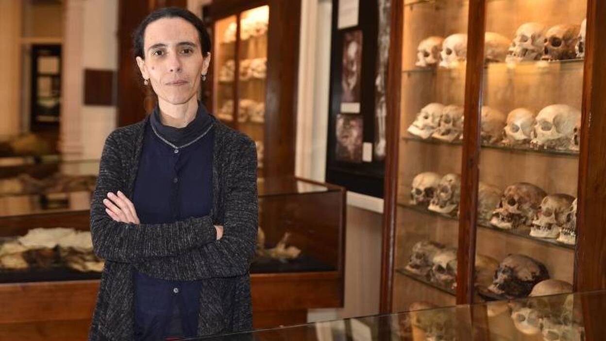 A la cabeza y armados con piedras