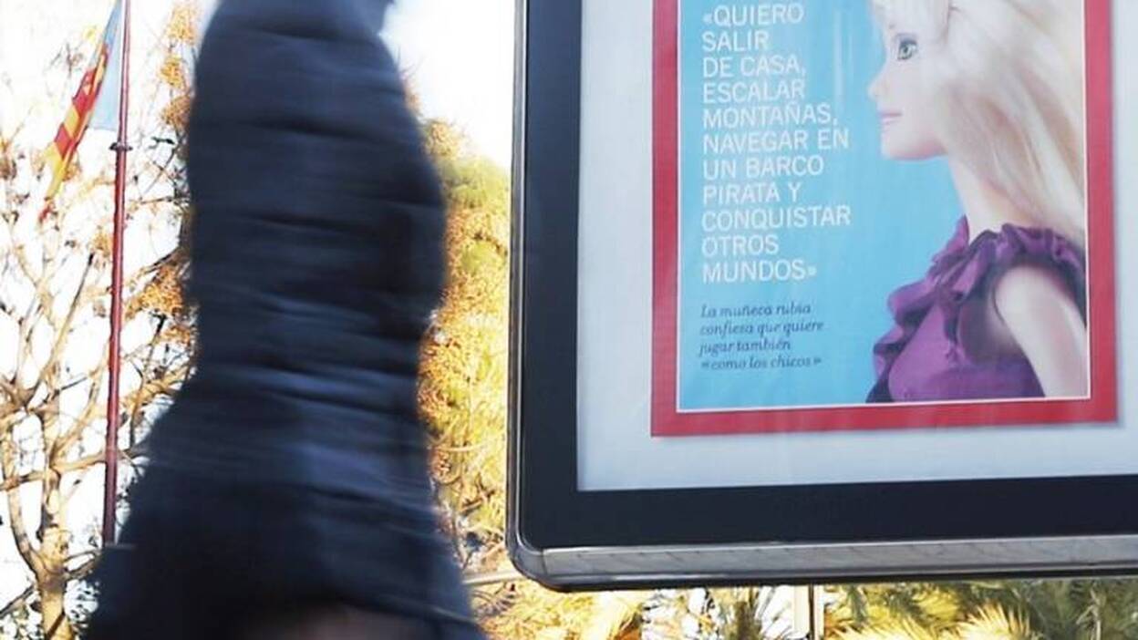 "Barbie" quiere escalar y "madelman" cocinar en una campaña contra el sexismo