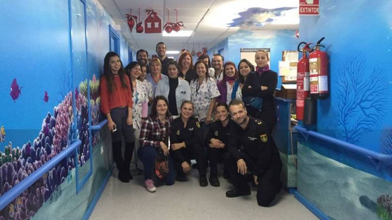 La Policía Nacional visita a los pacientes pediátricos de los hospitales tinerfeños