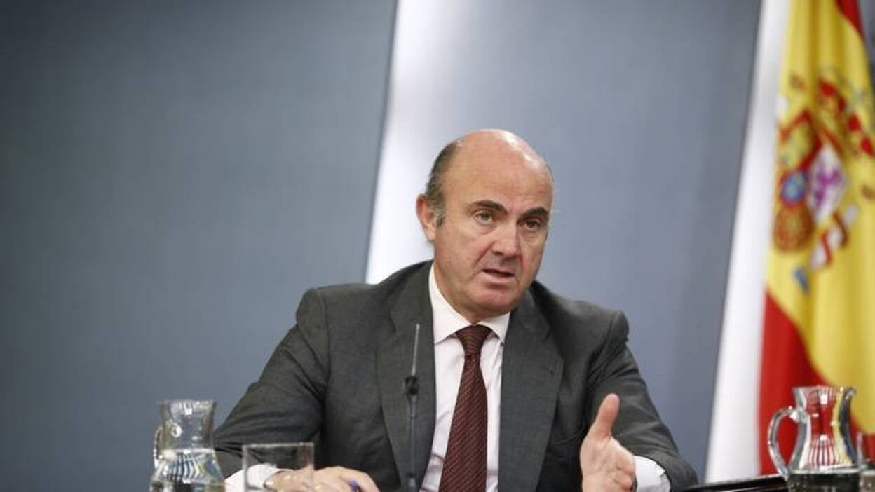 Guindos dice en Davos que España ha cumplido "ampliamente" con Europa