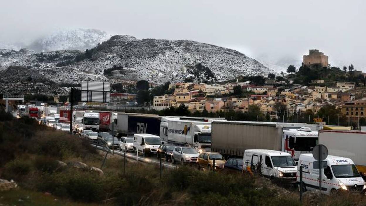 La nieve y las heladas deja cientos de atrapados en las carreteras españolas
