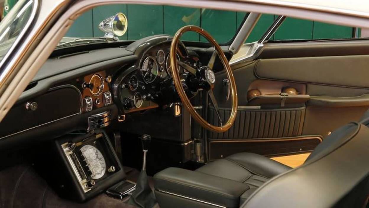 El Aston Martin de James Bond exhibe sus secretos