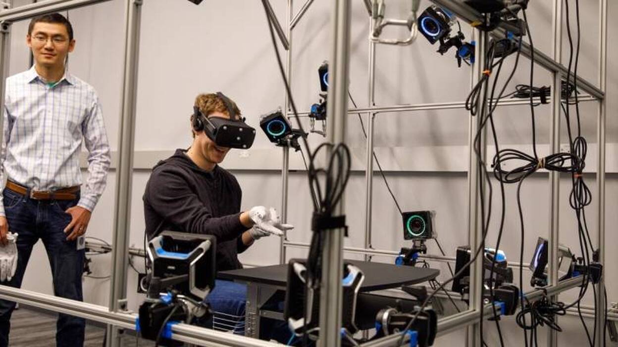 Zuckerberg muestra en Facebook unos guantes de realidad virtual para Oculus