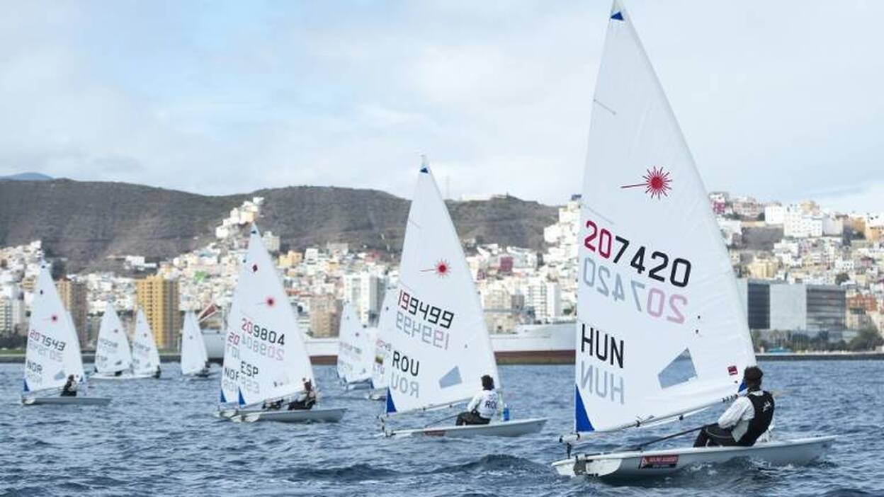 Entregas de trofeos a los ganadores en el RC Náutico