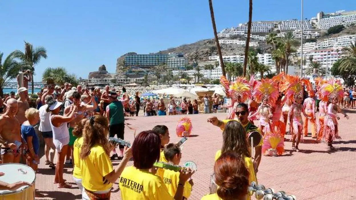 Chaise longue Arte Fuera Mogán abre la puerta a cinco días de fiesta con el carnaval del Circo |  Canarias7