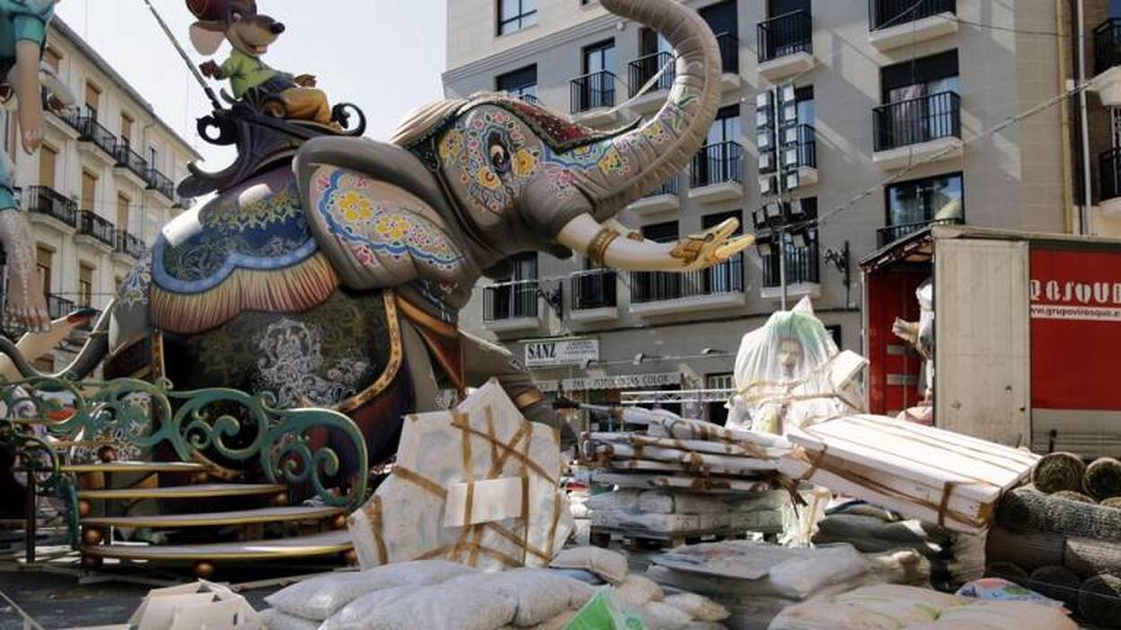 Los ninots toman las calles de Valencia