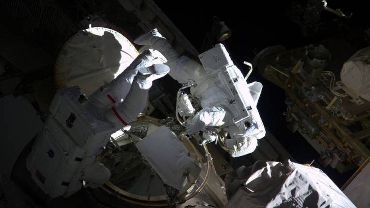 Peggy Whitson rompe el récord femenino de caminatas espaciales