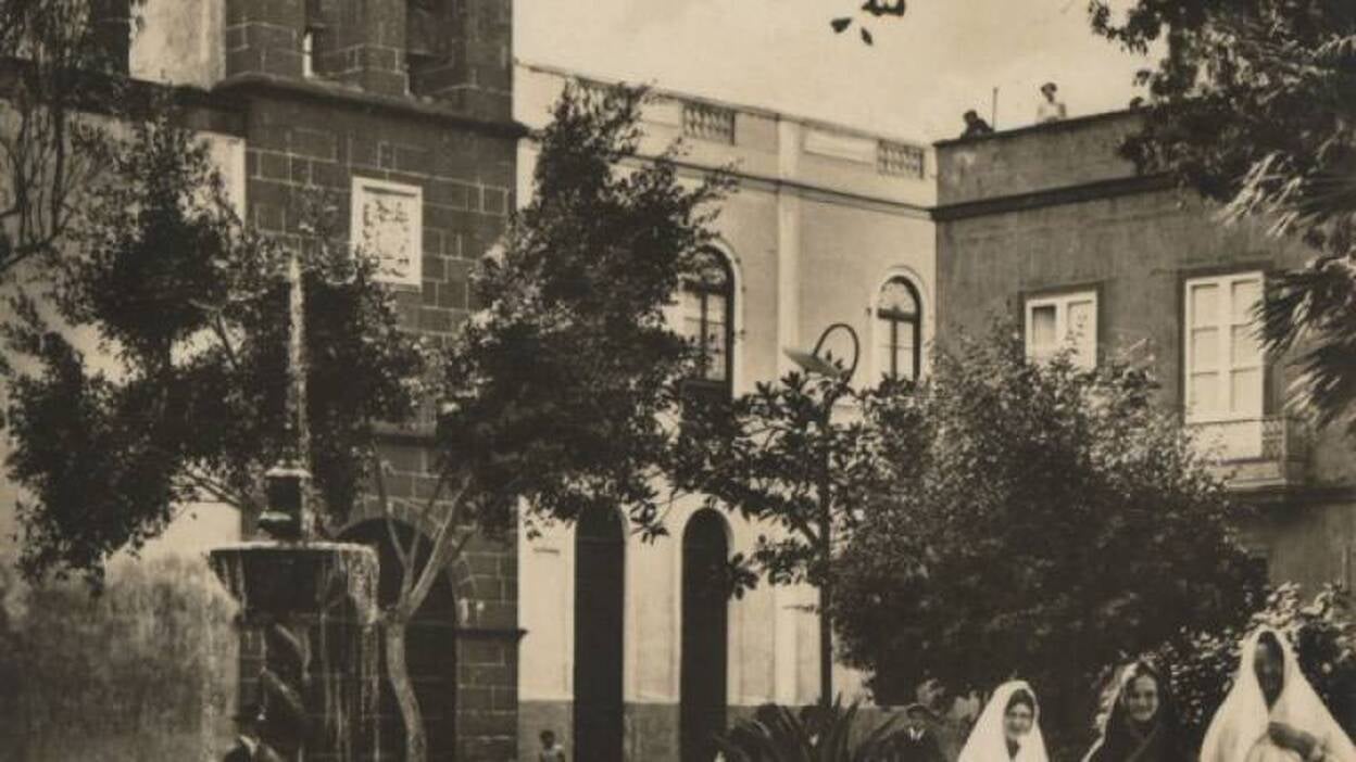 La procesión de Viernes Santo devuelve a Vegueta el blanco de las mantillas