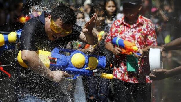 Tailandia recibe el Año Nuevo con batallas de agua