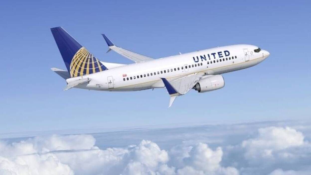 United Airlines expulsa de un avión a un pareja de novios que viajaba a Costa Rica para casarse