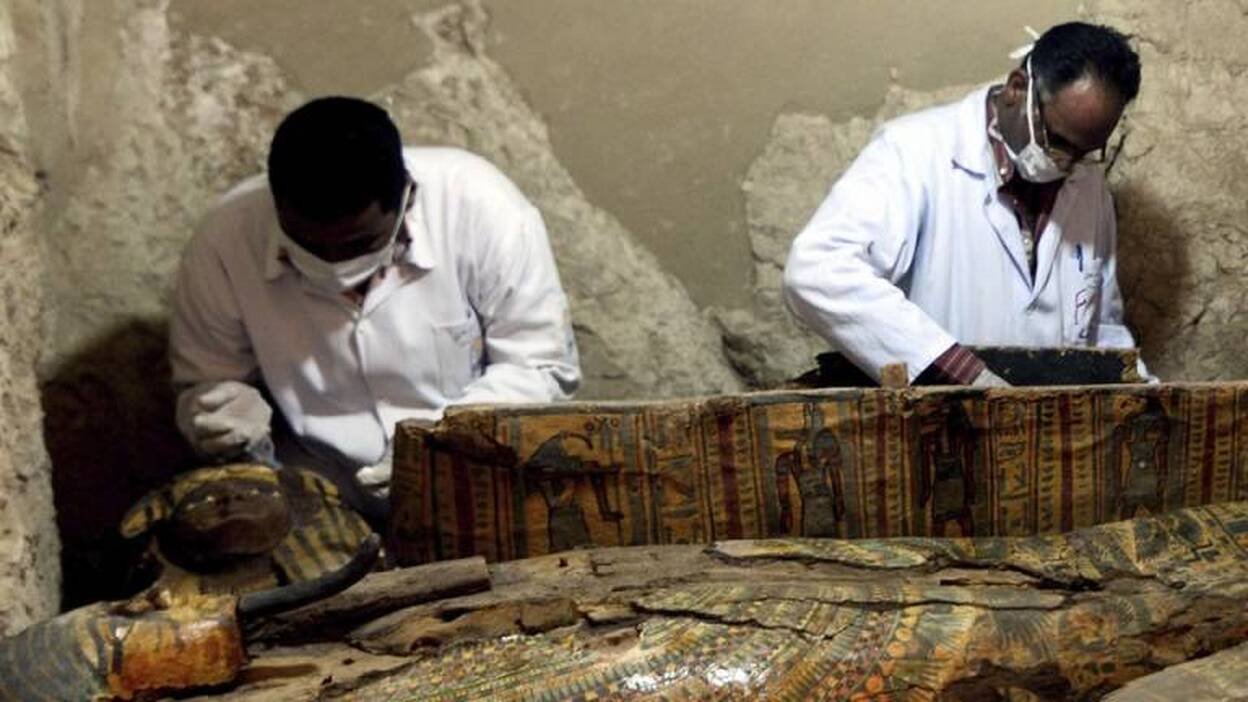 Descubren en Luxor una tumba "intacta" de un alcalde faraónico con 8 momias