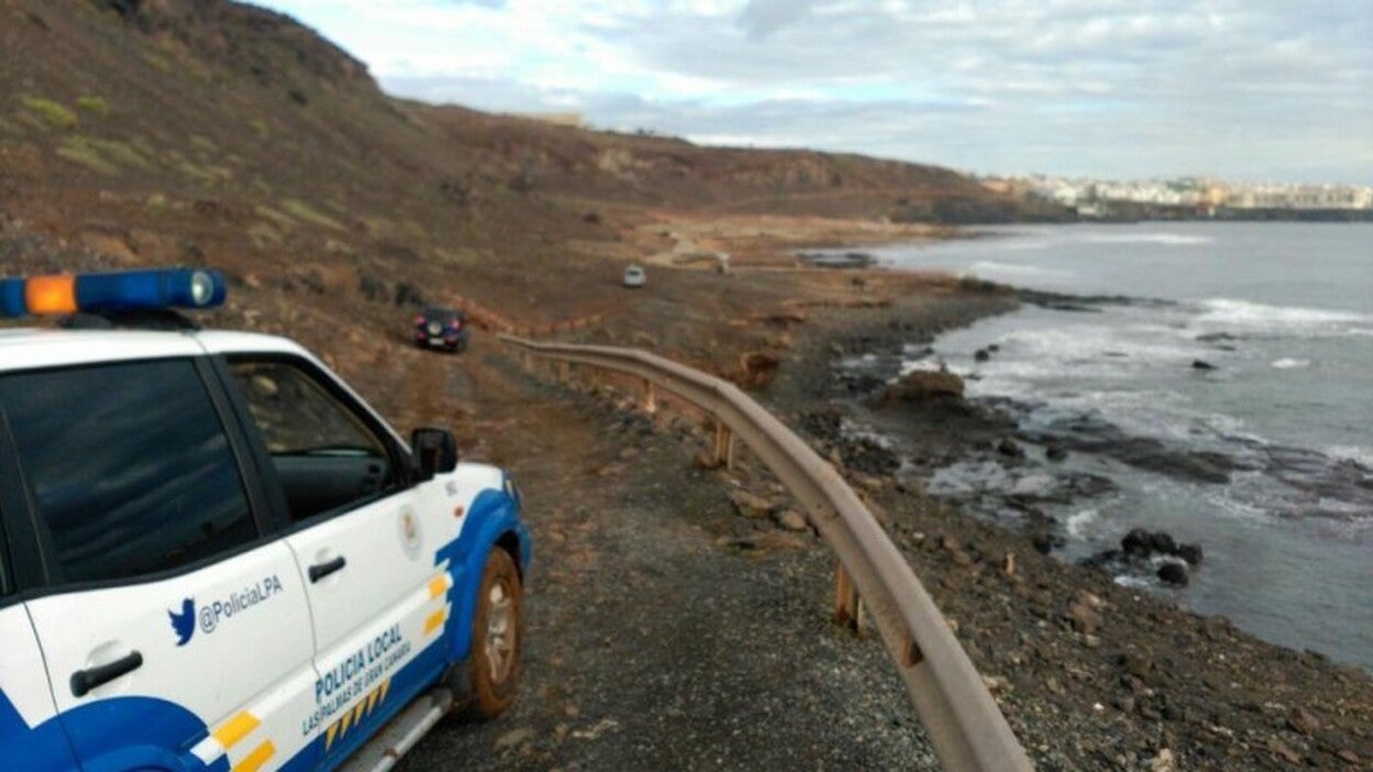 Un desprendimiento de piedras cierra el acceso a la playa