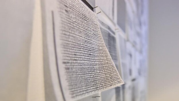 Detalle de una de las 500 reproducciones que componen la muestra. /  Juan Carlos Alonso