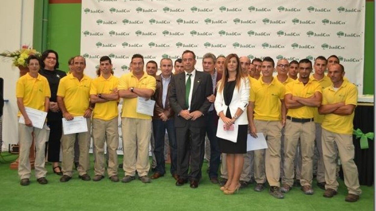 Jardican se solidariza con la familia del niño Iván Cerdeña y le entrega una tonelada de tapas