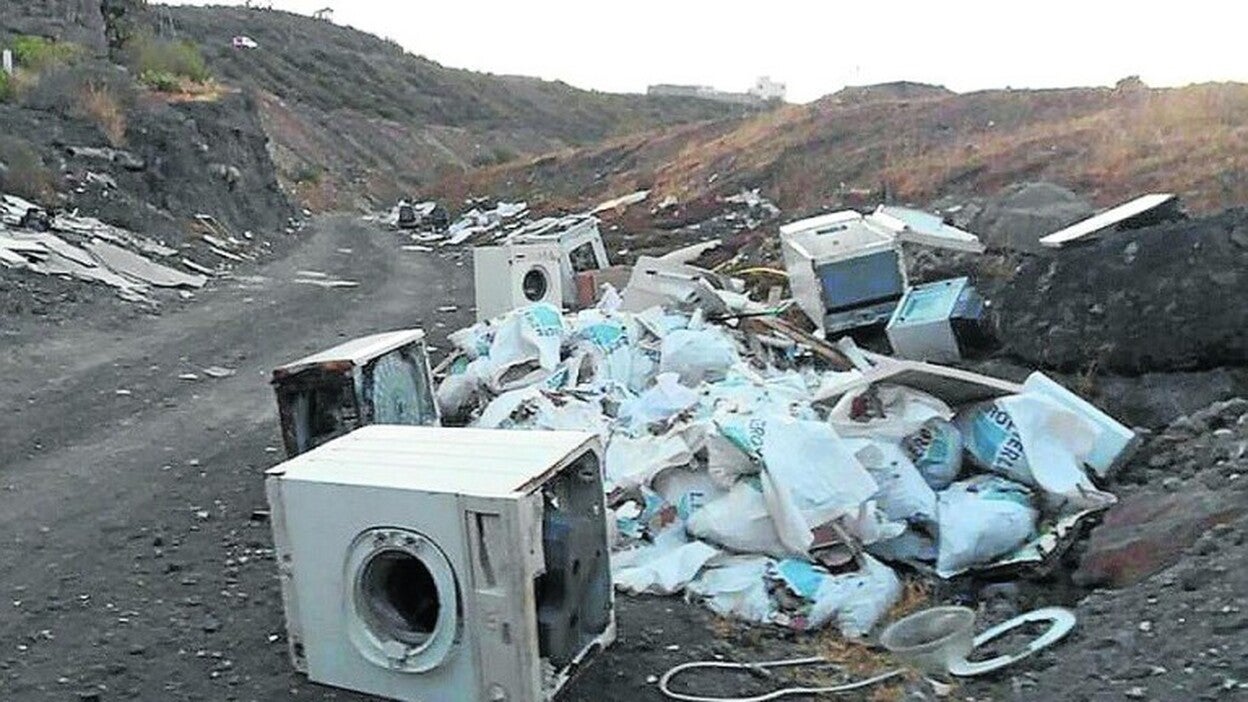 Arucas intenta erradicar varios vertederos ilegales