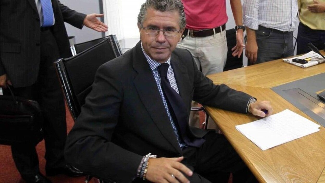 El juez deja en libertad a Granados bajo fianza