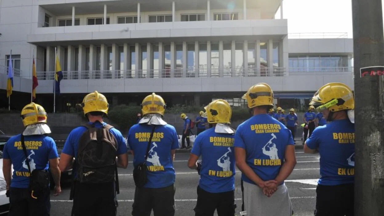 El Cabildo propone a los bomberos turnos de 12 horas y guardias localizadas