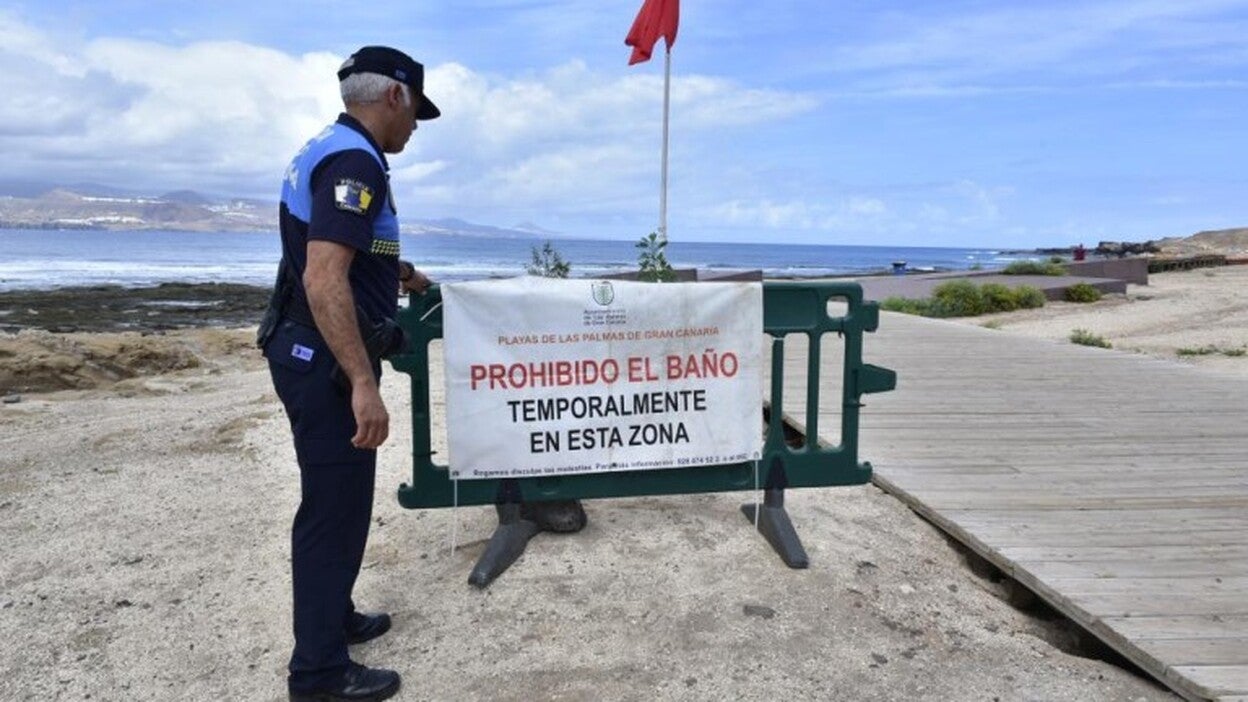 El Confital se recupera pero el baño sigue prohibido