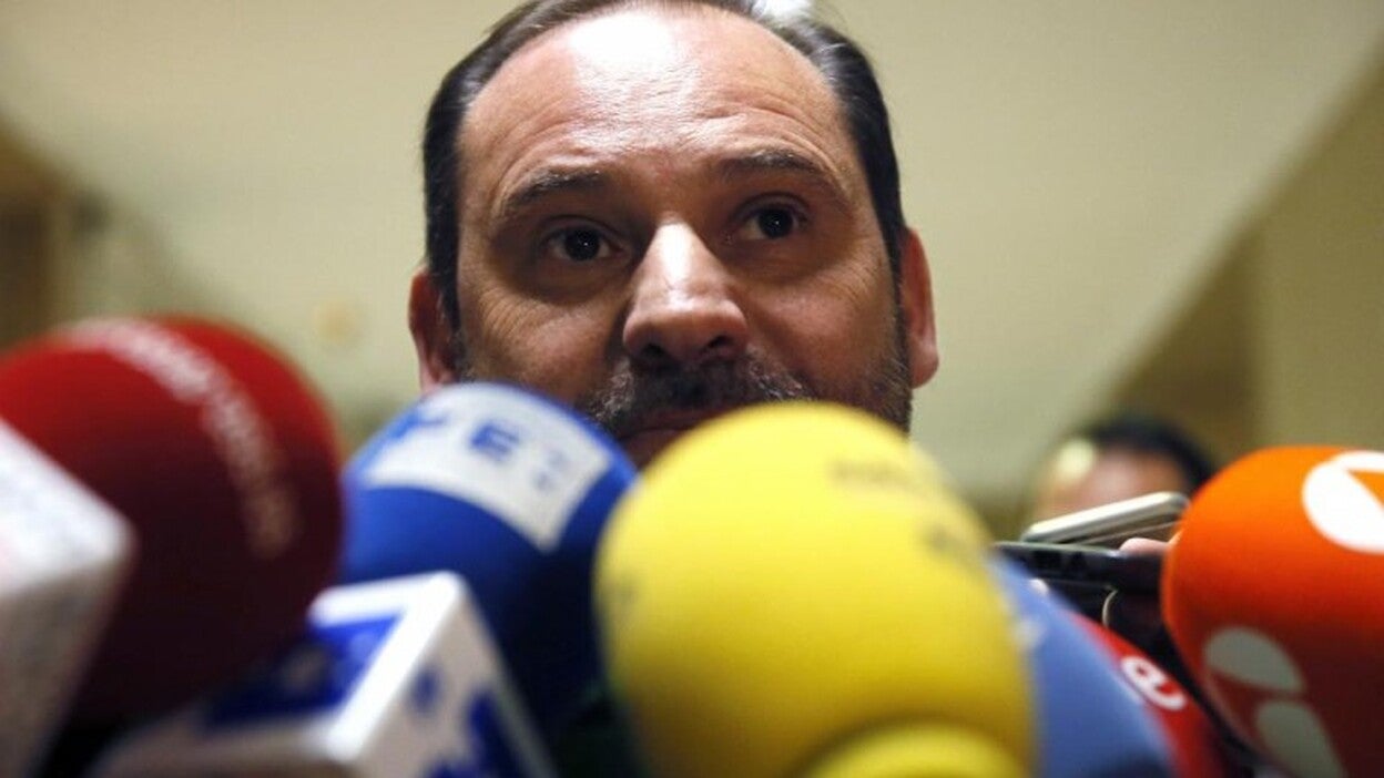 Ábalos adelanta que el PSOE podría revisar su acuerdo con Nueva Canarias