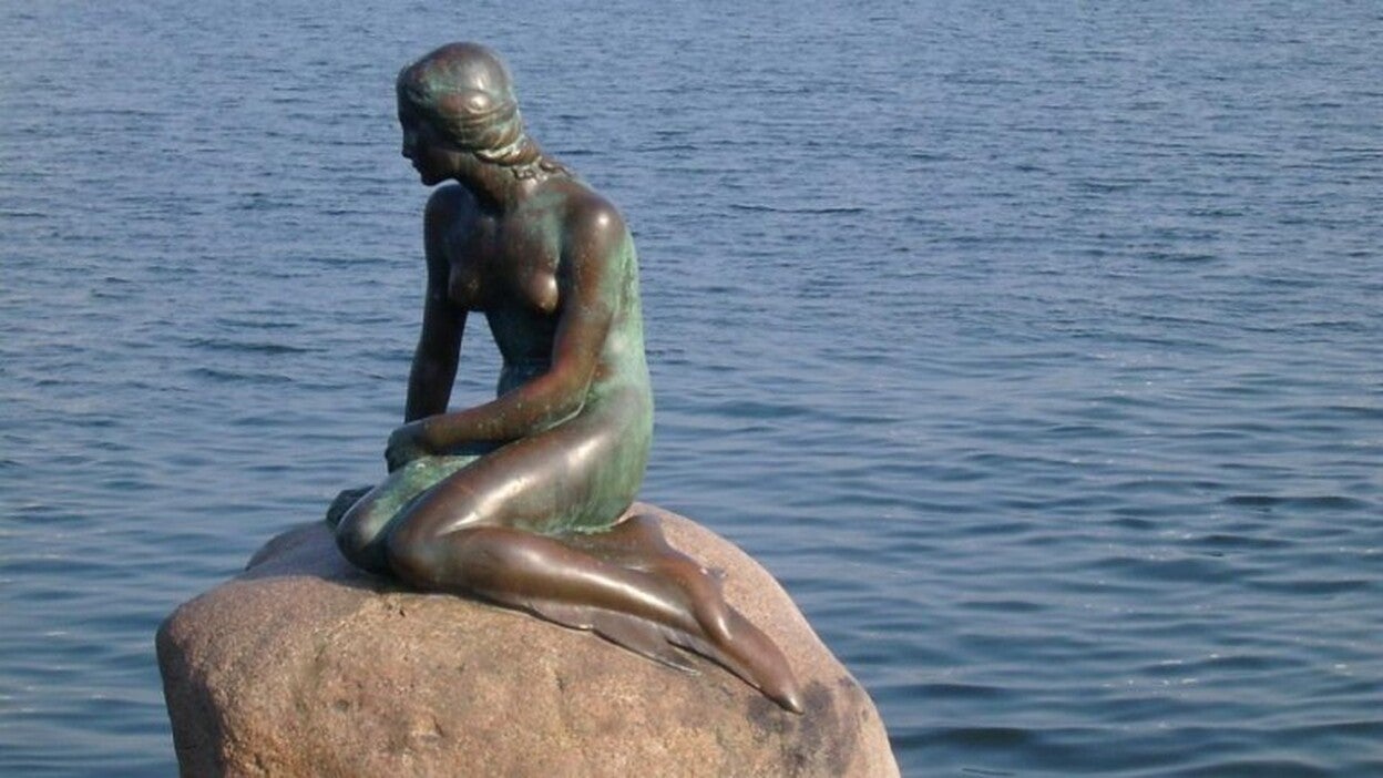 Pintan de rojo la Sirenita de Copenhague