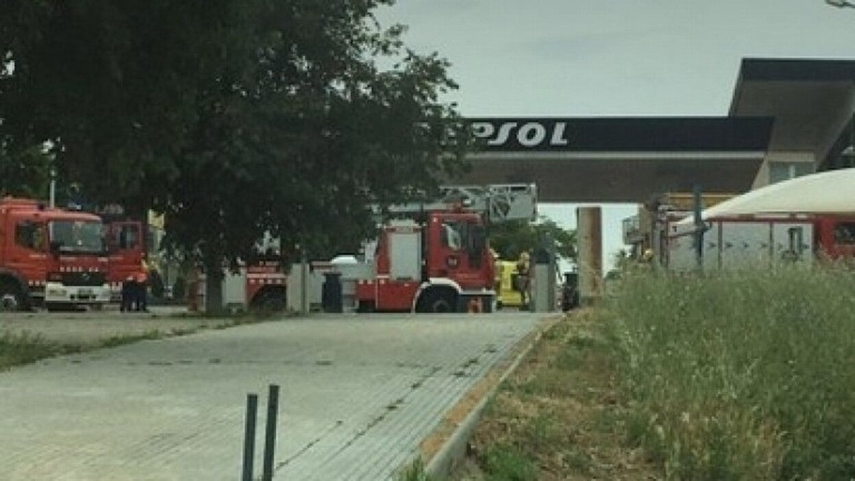 Mueren dos personas tras una deflagración en una gasolinera