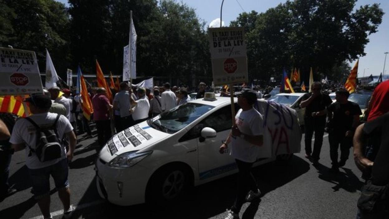 Varias plataformas del taxi amenazan con un paro indefinido