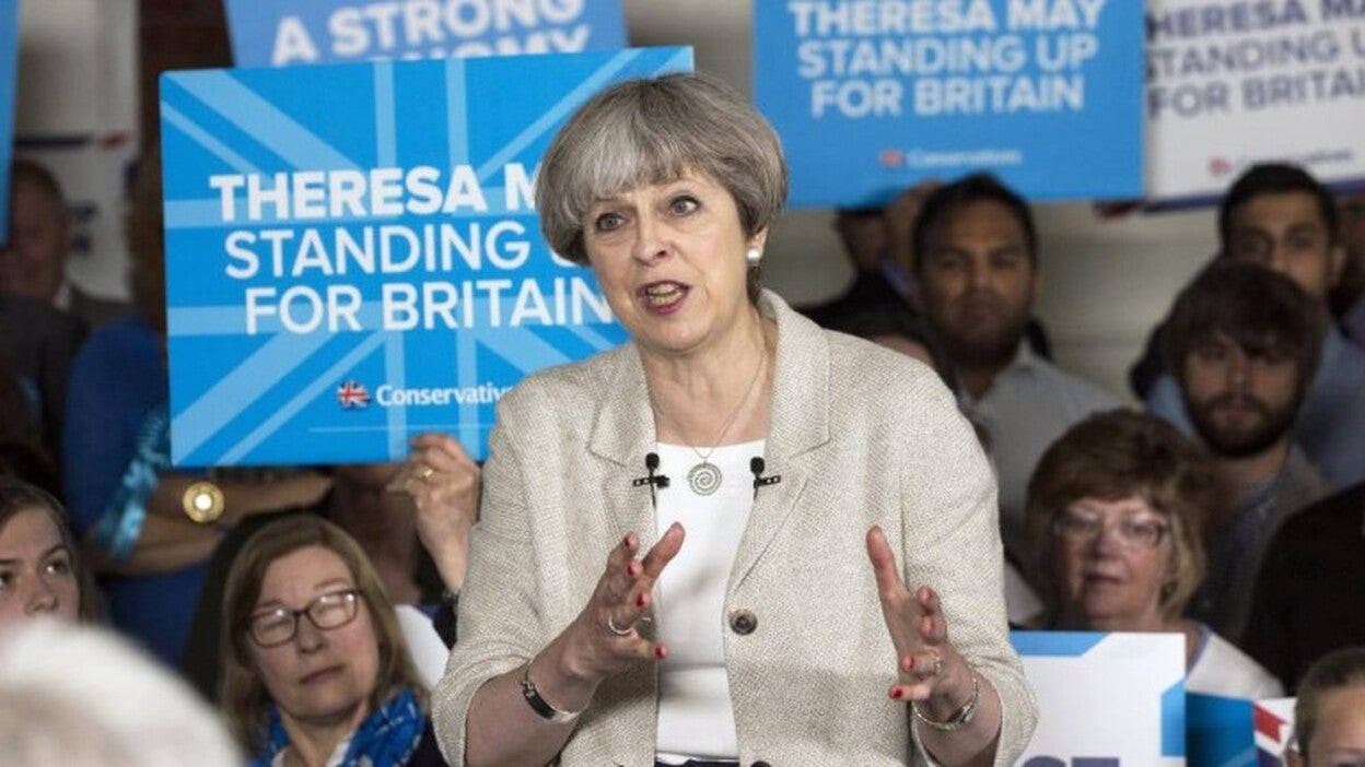 Theresa May es informada del suceso en el puente de Londres