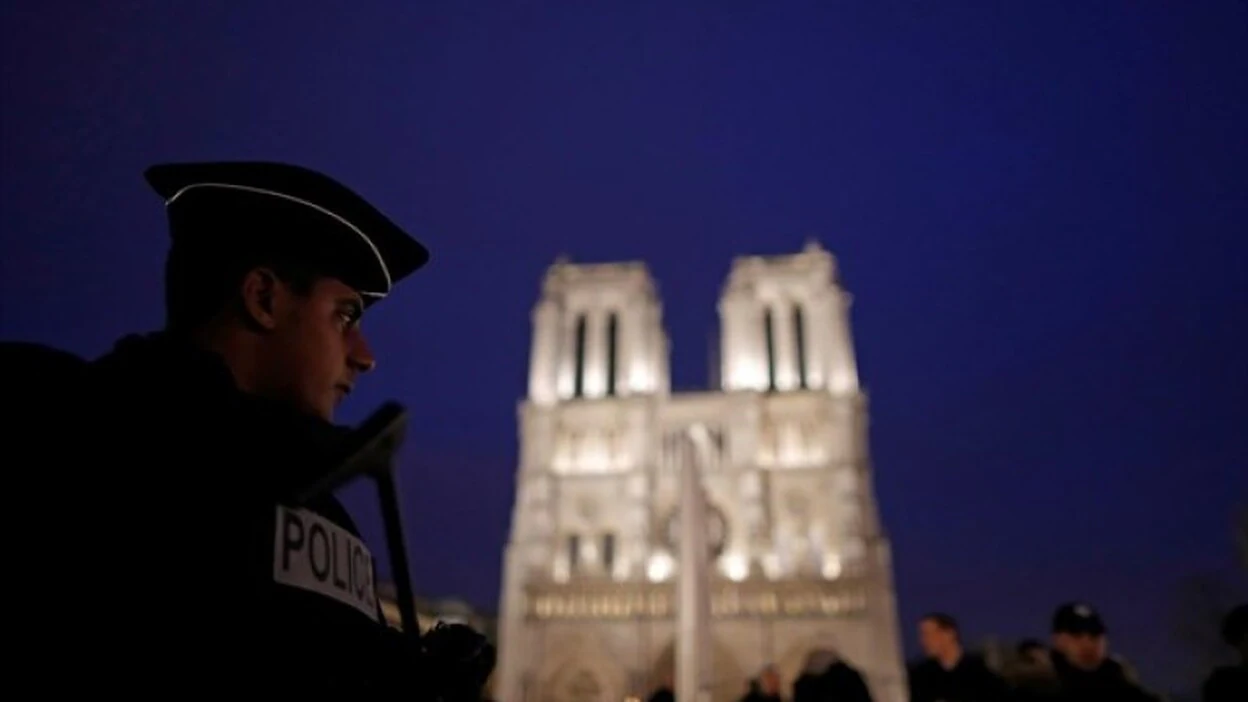Ataca con un martillo a un policía en Notre Dame
