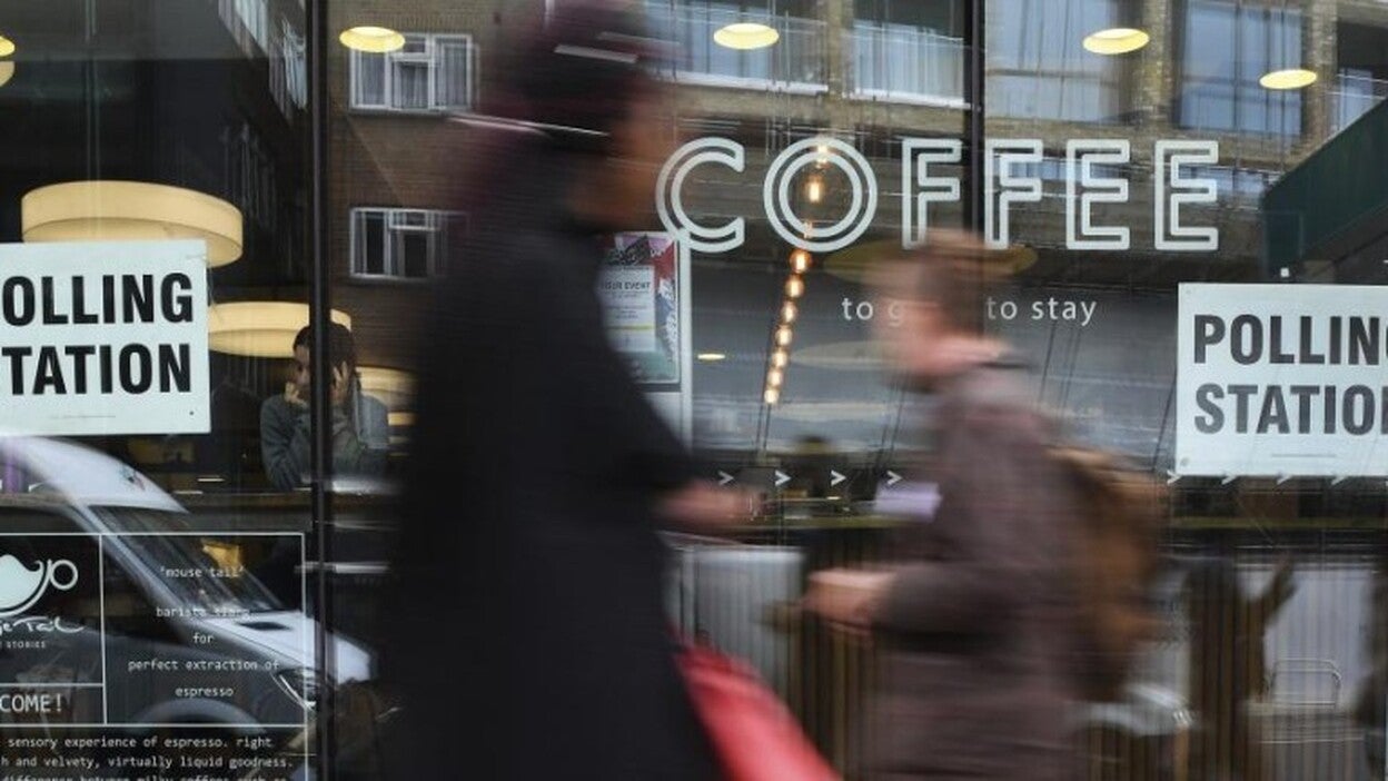 May perdería la mayoría absoluta, según el sondeo a pie de urna