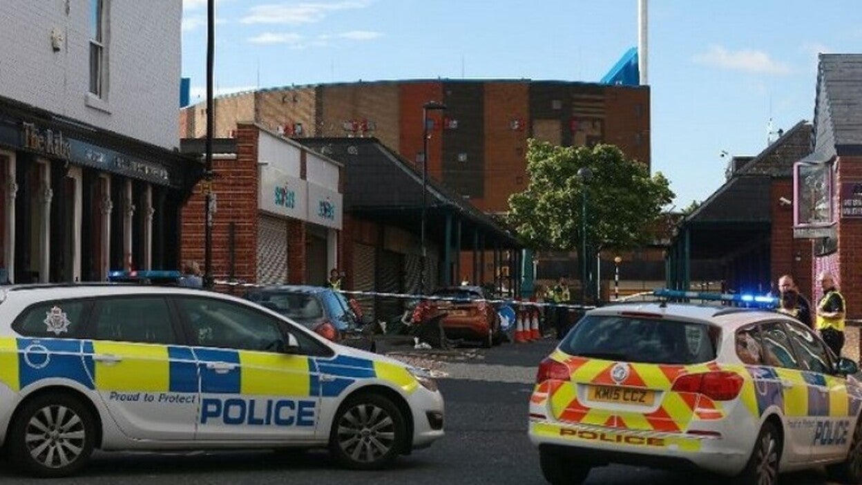 Un hombre con un cuchillo «toma rehenes» en Newcastle