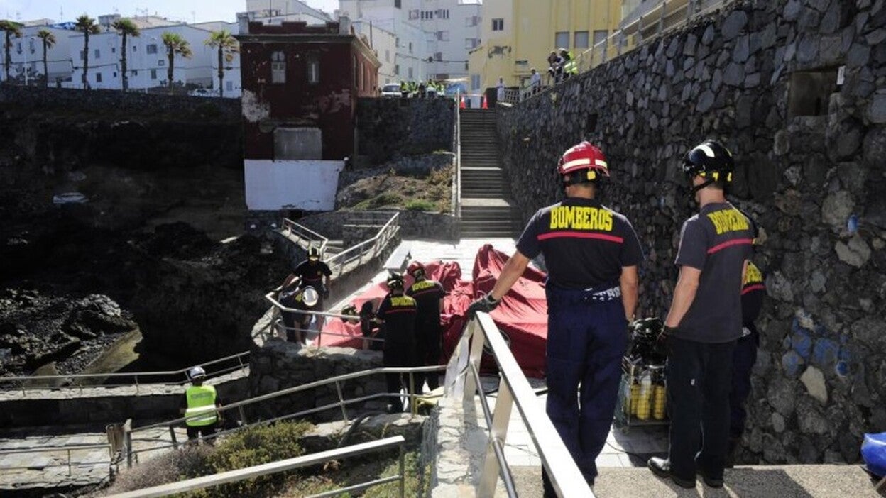El Ayuntamiento analiza si el lodo de la Casa Roja afecta al Confital