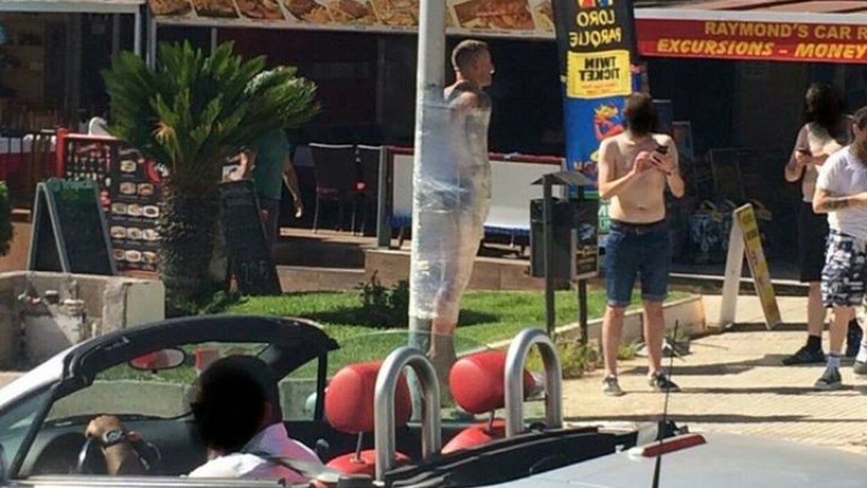 Atado a un poste y desnudo en Tenerife