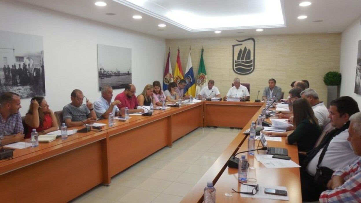 La piscina, una ‘papa caliente’ para CC y PSOE en la capital